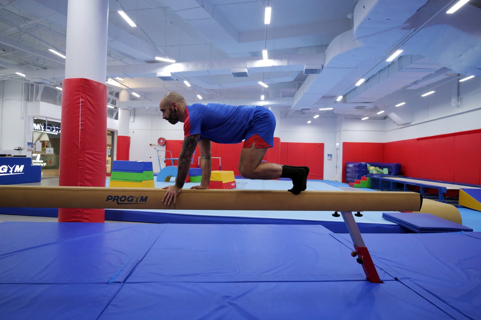 Quadrupedal movement along a beam during parkour training