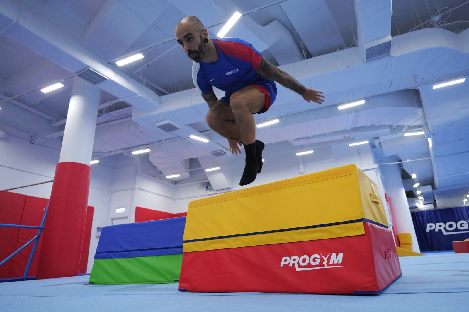Parkour student clearing an obstacle with a monkey vault